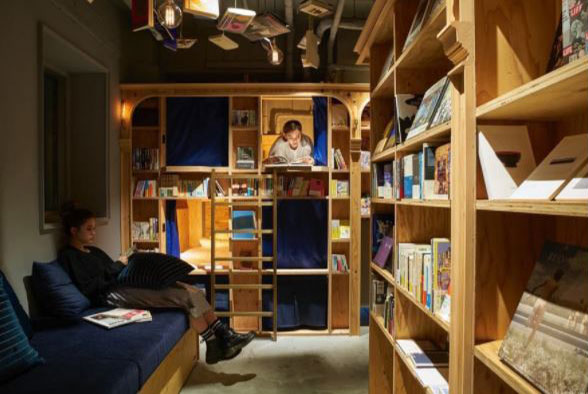 Kurioses Japan: Schlafen im Bücherregal